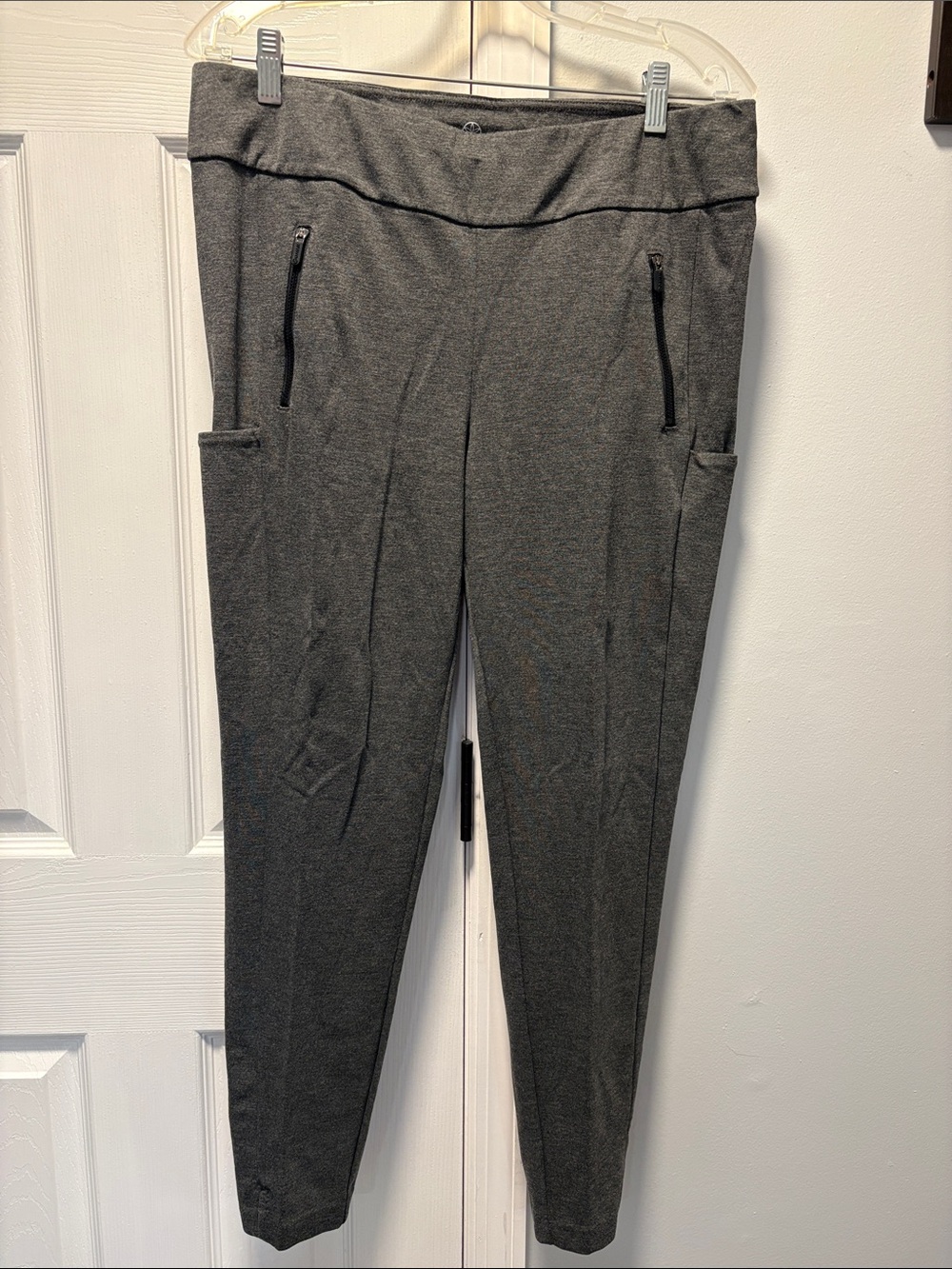 Super comfy pull on yoga stretch pants with pockets.